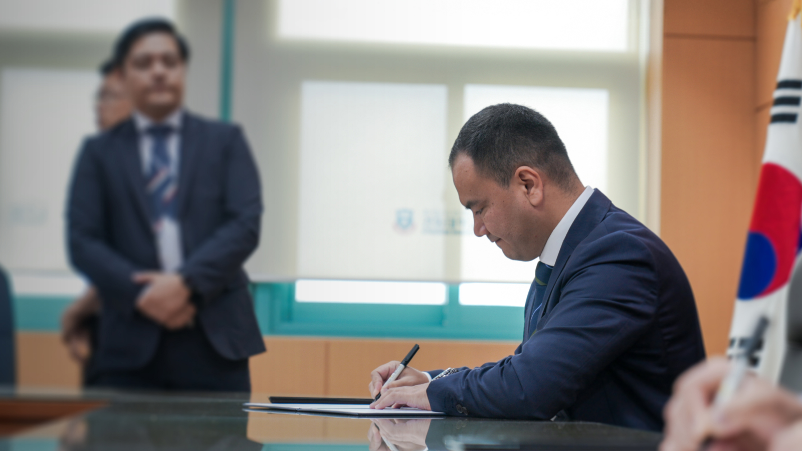 Universitetni rivojlantirishga xizmat qiluvchi xodimlar haqida.